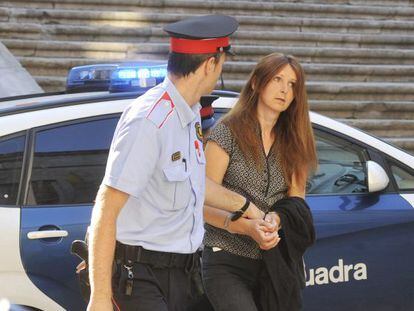 Lianne Smith is escorted to judicial offices by Catalan police.