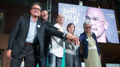 Catalan premier Artur Mas (left) kicks off the campaign with other members of the Junts pel Si bloc.