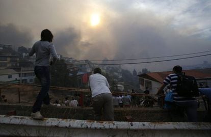 Residents observe the fires from the Ramaditas hilltop.