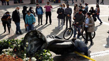 The toppled statue of Bogotá's founder, Gonzalo Jiménez de Quesada; May 7, 2021.