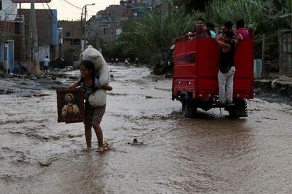 Some districts in Lima have been without water for three days. Above, a woman with rescued belongings in the capital’s Huachipa district.