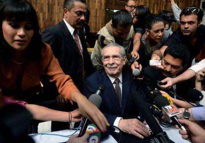 Efra&iacute;n R&iacute;os Montt, 86, is hounded by journalists just before the opening of his trial on charges of genocide.