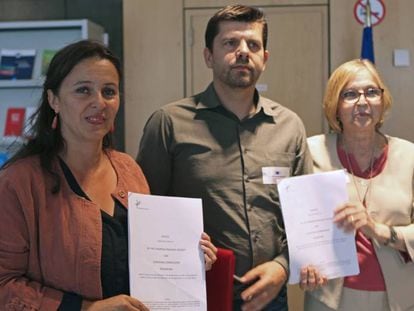 Ana Miranda of BNG (left) and members of a victim association.