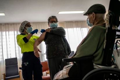 A health worker vaccinating a care home resident in Torrijos in Castilla-La Mancha.