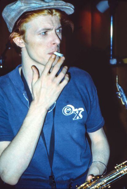 In addition to being a singer and actor, David Bowie was also a multi-instrumentalist. He played, among others, the electric, acoustic and 12-string guitar, piano, xylophone, drums, cello and saxophone, as can be seen in the picture, taken during the recording of the album 'Station to Station' (1976).