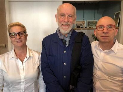 John Malkovich with the staff at Casa Salvador, a restaurant in A Baña (A Coruña) that he has visited on more than one occasion.
