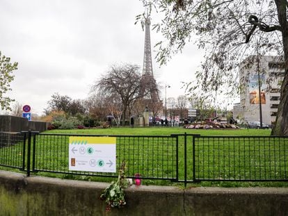 A bouquet of flowers and candles are placed to pay tribute to the German tourist killed in a terrorist attack near the Eiffel Tower in Paris, France, December 04, 2023.