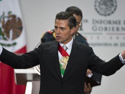Mexican President Enrique Pe&ntilde;a Nieto thanks guests after presenting his first annual report to the nation on Monday.