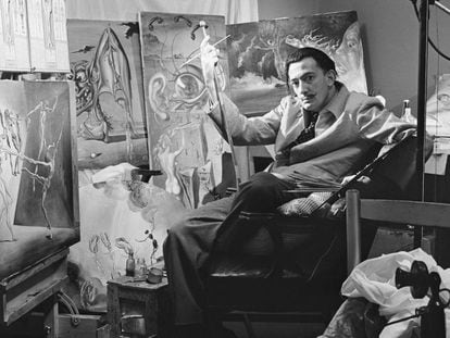 Dalí, in his studio in New York in 1943.