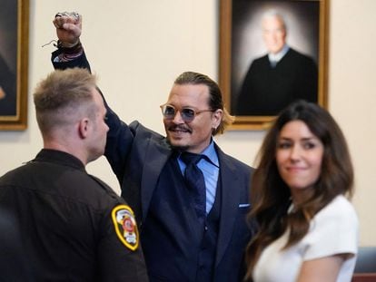 Johnny Depp, with his lawyer Camille Vasquez, in the last court session of the trial against Amber Heard.