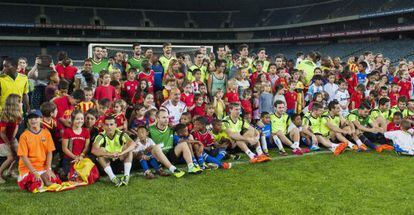 Spain’s players pose with South African children in Johannesburg.