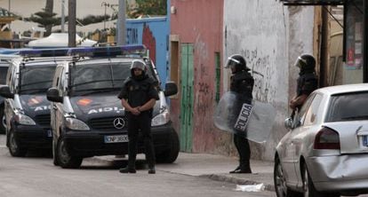 Police carrying out searches in Melilla after the detention of a group of suspected jihadists.