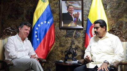 Juan Manuel Santos (left) and Nicolás Maduro at a meeting in Venezuela in 2013.