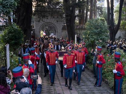 Colombia's presidential guard enters the Quinta de Bolívar Museum carrying the famous sword.