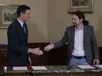 Pedro Sánchez (l) and Pablo Iglesias after signing their preliminary coalition deal in November.