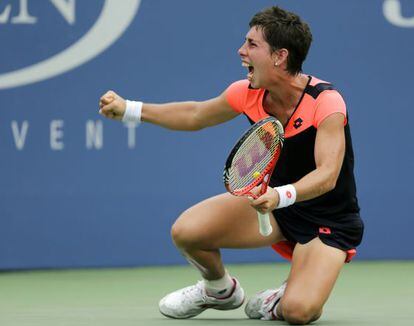 Carla S&uacute;arez beats Germany&#039;s Angelique Kerber to make the quarters of the US Open on Sunday. 