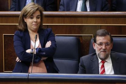 Flanked by Mariano Rajoy, Soraya S&aacute;enz de Santamar&iacute;a replies to the Socialist spokeswoman&#039;s accusations in Congress. 