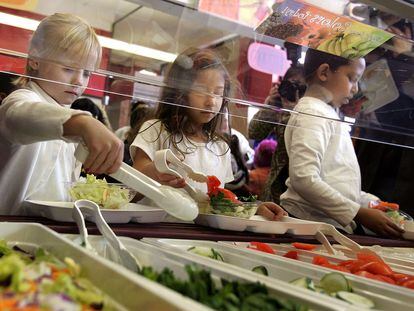 Students at Nettelhorst Elementary School, on lunch, dig into a salad bar in the school's lunchroom March 20, 2006 in Chicago, Illinois.