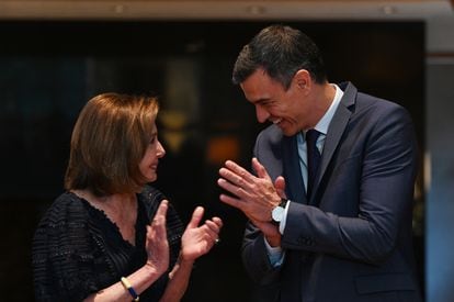 Spain's PM Pedro Sánchez with former U.S. House Speaker Nancy Pelosi on Thursday in  Washington.