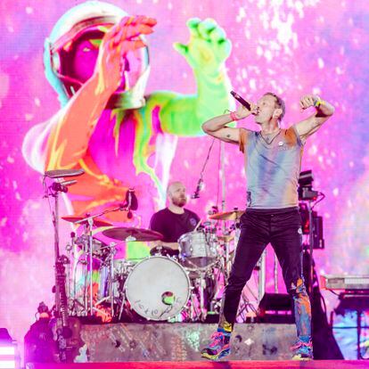 The group in a concert in Glasgow of its current tour, on August 23. In the foreground Chris Martin and, in the background, drummer Will Champion.