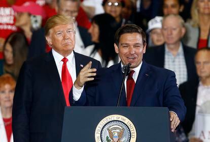 Former president Donald Trump stands behind then-gubernatorial candidate Ron DeSantis at a rally in Pensacola, Florida, in November 2018.