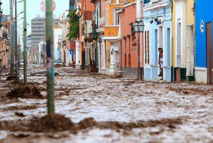 Residents trapped in their homes after heaving rains in Trujillo on March 18.