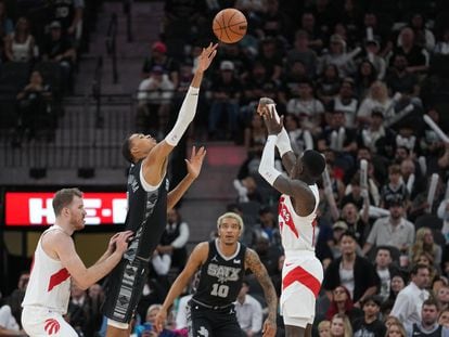 San Antonio Spurs center Victor Wembanyama (1) tries to block a shot by Toronto Raptors guard Dennis Schroder (17) in the second half at the Frost Bank Center. November 05, 2023.