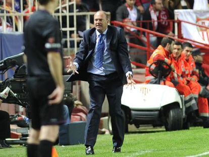 Pepe Mel cuts an exasperated figure during Betis&#039; derby defeat