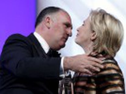 Democratic presidential hopeful Hillary Clinton praises Spanish restaurateur for his stand in support of illegal migrants