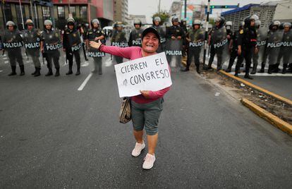 Una manifestante en Lima, frente a cuerpos policiales, este jueves.