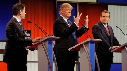 Republican presidential candidate Donald Trump shows off the size of his hands as rivals Marco Rubio (L) and Ted Cruz (R) look on at the start of the Republican presidential candidates debate in Detroit, Michigan, March 3, 2016.