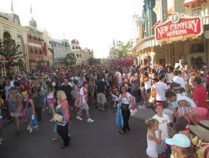 Large crowds meander in the streets of Disneyland Paris