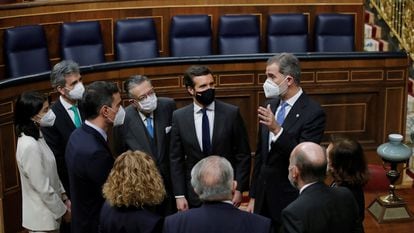 Spain's King Felipe VI (r) speaks to guests in Congress at today's ceremony to commemorate the 40th anniversary of the attempted coup, including opposition leader Pablo Casado (second from r) and Prime Minister Pedro Sánchez (third from left).