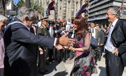 Cristina Fern&aacute;ndez de Kirchner, greeting Jos&eacute; Mujica in 2010 with her late husband, N&eacute;stor Kirchner, standing on the right.