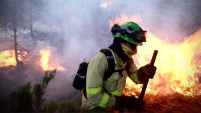 A firefighter battling the flames in Sierra Bermeja on Sunday. 
