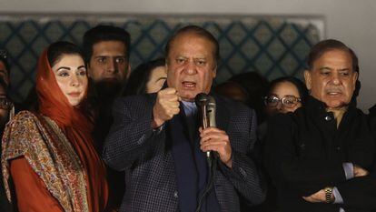 Former PM Nawaz Sharif and leader of the Pakistan Muslim League, in the center, with his brother, also former PM Shehbaz Sharif (right), who has been nominated to be Pakistan’s next president, and his daughter, Maryam Nawaz, on February 9 in Lahore.