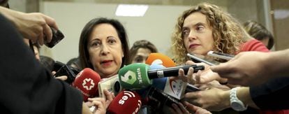 Socialist spokespersons Margarita Robles (l) and Meritxell Batet request clarification on Russian interference.
