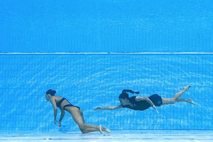 Andrea Fuentes swims to rescue Anita Álvarez this Wednesday in Budapest.