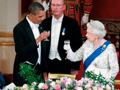 Queen Elizabeth II toasts US President Barack Obama at an official dinner in 2011.
