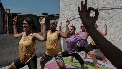 Women practice yoga in the Nucleus of Well-being and Health (Nubes), inside the Complexo da Maré.