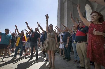 Crowds of people paid homage to Franco by making a fascist salute.