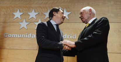 President and Chief Operating Officer of Las Vegas Sands Corp. Mike Leven (R) shakes hands with Madrid premier Ignacio Gonz&aacute;lez.