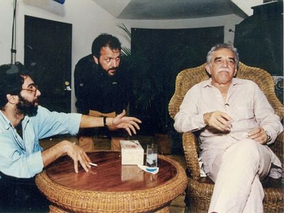 From the left to right, journalist Mauricio Vicent, documentary filmmaker Jon Intxaustegi and Gabriel García Márquez, during the interview in Havana, Cuba, in 1994.