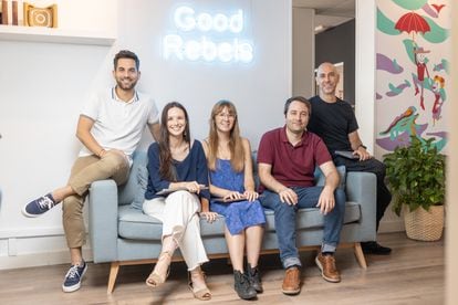 From left to right, Juanmi Díez, Inés Aguilar, Sara Cabrerizo, Joel Calafell and Kike Valdenebro, employees of Good Rebels who work four days a week.