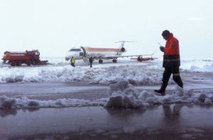 Pamplona airport covered in snow on February 1.