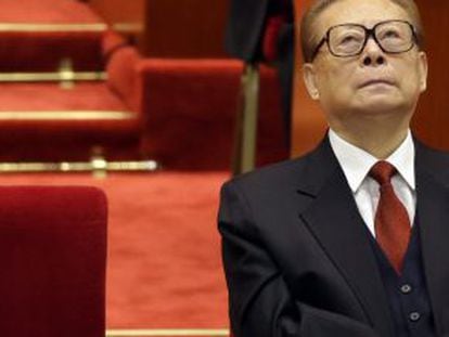 Jiang Zemin listens to a speech given by Hu Jintao in November 2012.