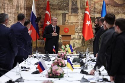 President Recep Tayyip Erdogan greets Russian and Ukrainian delegations before negotiations in Istanbul on March 29.