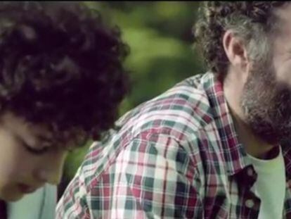 Actor Gotzon Sánchez (right) during the Coca-Cola commercial.
