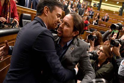 Pedro Sánchez (l) embraces Unidas Podemos leader Pablo Iglesias, who will be a deputy prime minister in the new administration. This will be the first time in Spain’s modern democratic history that the country is led by a coalition government.