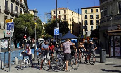 A group of tourists on a bike tour of Lavapiés.